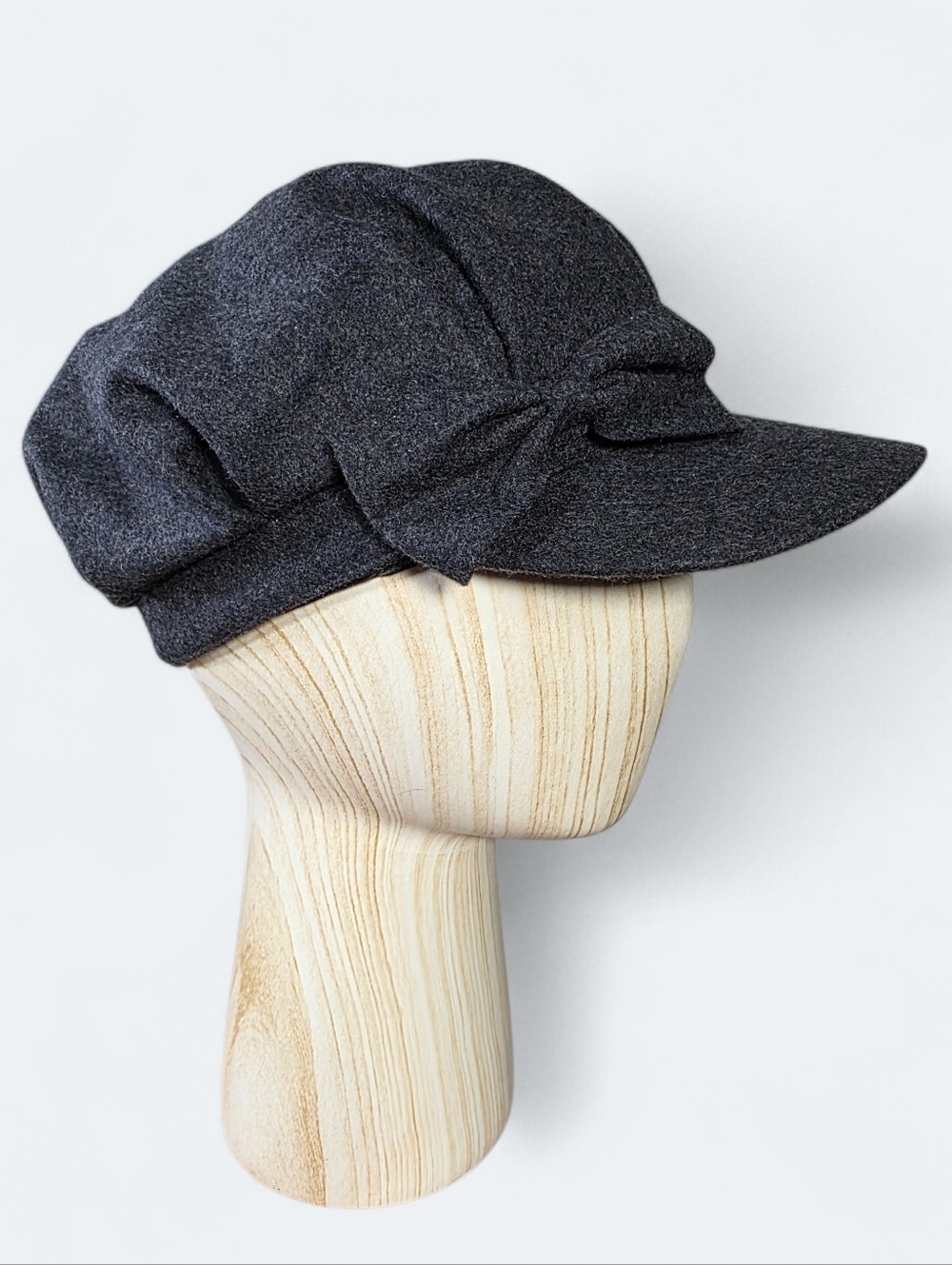 Women’s Charcoal Gray Newsboy Cap with Side Bow Accent – One Size